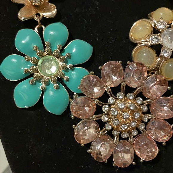 BEAUTIFUL COLORFUL STATEMENT NECKLACE. - Picture 3 of 10